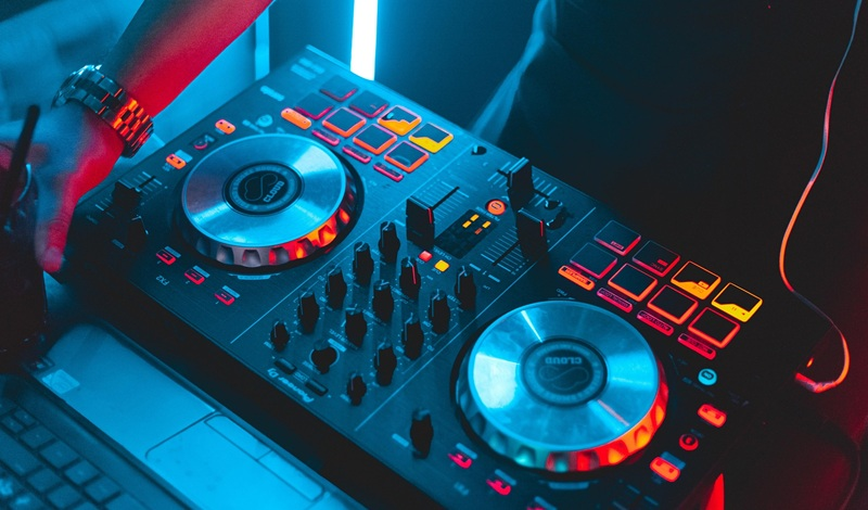 Sprzęt DJ na start – jak zbudować zestaw, który faktycznie nauczy cię grać