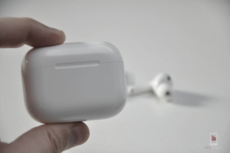 Do czego służy przycisk na etui AirPods? Wyjaśniamy jego funkcje