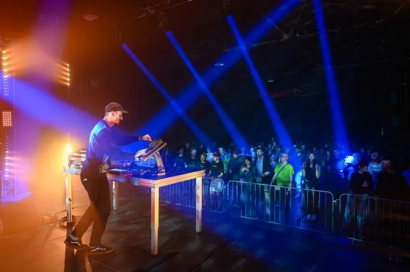 Jak się ubrać na festiwal muzyki elektronicznej: porady na wyjątkowy look