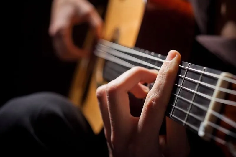 Jak skutecznie nauczyć się grać chwyty na gitarze?