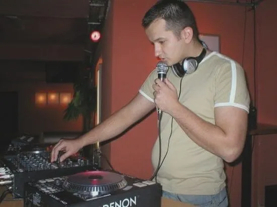 Jak skutecznie przygotować umowę z DJ-em – przewodnik dla organizatorów wydarzeń