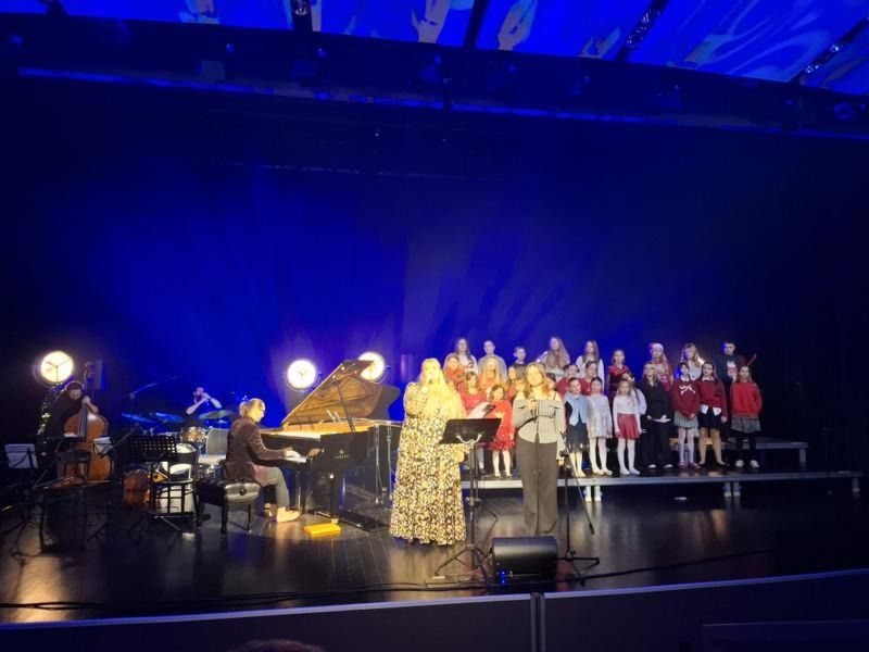 Jak wejść na koncert samodzielnie? Wiek, zgoda rodzica i najważniejsze zasady