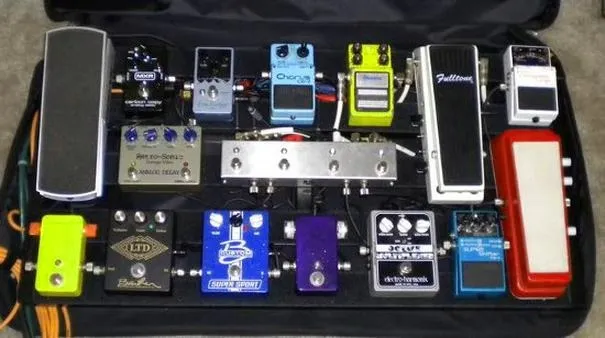 Jak wybrać najlepszy efekt do gitary, by podkręcić brzmienie?