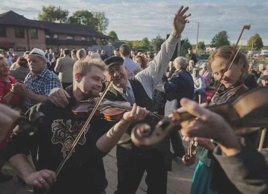 Muzyka w chatach bogatych w tradycję i kulturę